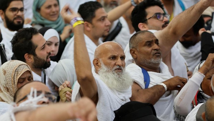 Muslim pilgrims cast their stones at a pillar symbolising the stoning of Satan during the annual Haj pilgrimage in Mina, Saudi Arabia, July 9, 2022. REUTERS/Mohammed Salem