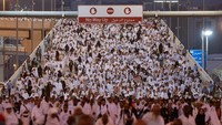 Para jemaah haji bersiap untuk melakukan lempar jumrah di Kota Mina, Arab Saudi, Sabtu (9/7/2022).