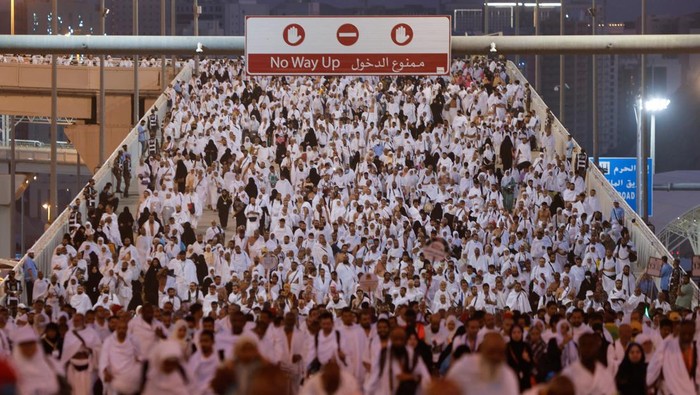 SAUDI-HAJ/STONING-FIRST DAY Muslim pilgrims cast their stones at a pillar symbolising the stoning of Satan during the annual Haj pilgrimage in Mina, Saudi Arabia, July 9, 2022. REUTERS/Mohammed Salem