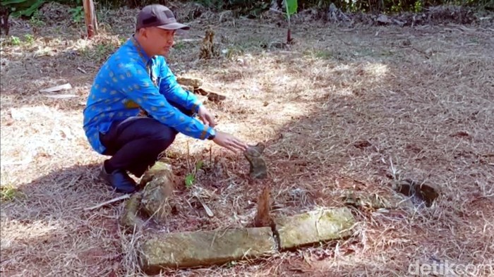 Sejumlah artefak ditemukan di lokasi makam kuno Sukabumi.
