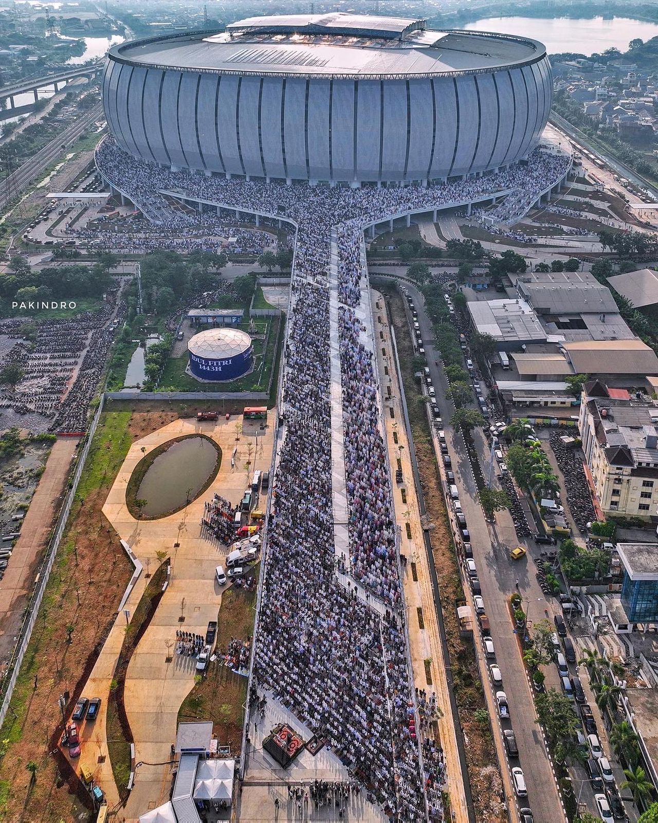 Sholat Idul Adha di JIS akan dilaksanakan besok, Minggu (10/7/2022). Jakarta International Stadium (JIS) adalah stadion baru yang berlokasi di Jakarta Utara.