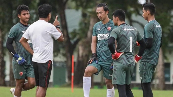 4 penjaga gawang PSM Makassar mendapat instruksi pelatih saat latihan di Lapangan Yonzipur Maros.