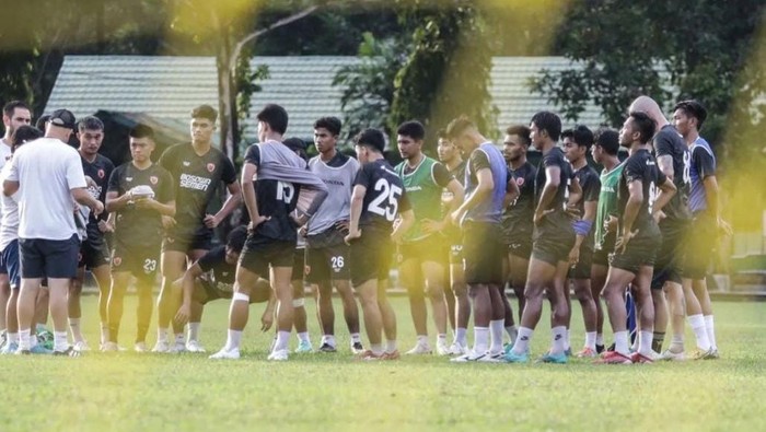 Para pemain PSM Makassar mendapat pengarahan dari pelatih Bernardo Tavares sebelum memulai latihan di Lapangan Yonzipur Maros.