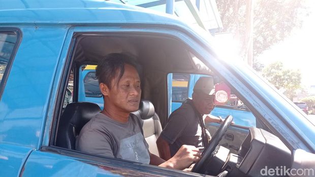 Sopir angkot Margahayu-Ledeng di Bandung.