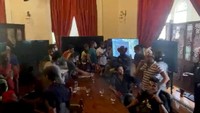 Pada Sabtu (9/7), ribuan pengunjuk rasa dari seluruh negeri menyerbu Kolombo, ibu kota Sri Lanka untuk menuntut pengunduran diri Rajapaksa. Mereka melakukan perjalanan dengan mobil, van, dan bus ke ibu kota. Dilansir dari Reuters, mereka mengerumuni distrik pemerintah di Kolombo, meneriakkan slogan-slogan menentang presiden dan menerobos beberapa barikade polisi untuk mencapai rumah Presiden Rajapaksa.