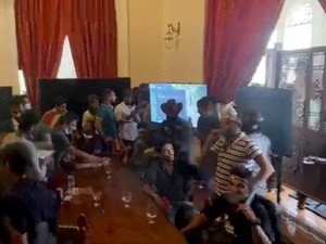 Demonstran Tertawa Pamer Celana Dalam Diklaim Milik Presiden Sri Lanka