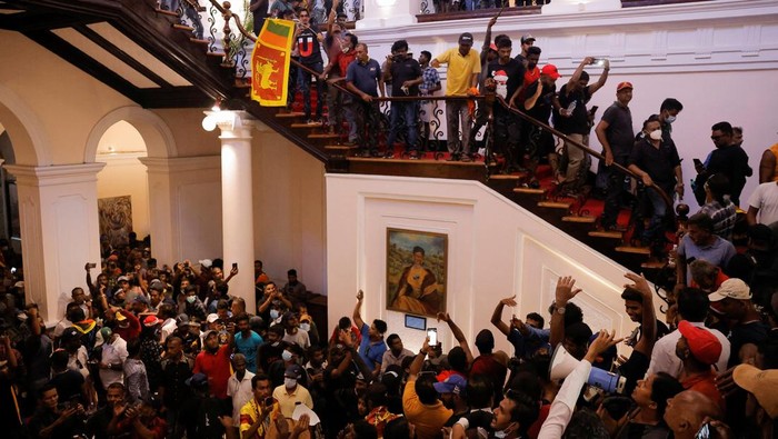 Demonstrators protest inside the Presidents House premises, after President Gotabaya Rajapaksa fled, amid the countrys economic crisis, in Colombo, Sri Lanka, July 9, 2022. REUTERS/Dinuka Liyanawatte