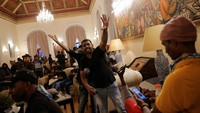 Polisi sempat melepaskan tembakan ke udara untuk mencegah massa yang marah menyerbu istana presiden. Namun, sejumlah demonstran berhasil menerobos masuk ke halaman kediaman Rajapaksa.