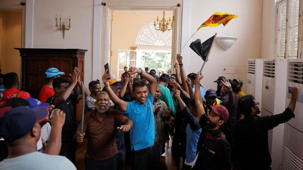 Demonstrators protest inside the President's House premises, after President Gotabaya Rajapaksa fled, amid the country's economic crisis, in Colombo, Sri Lanka, July 9, 2022. REUTERS/Dinuka Liyanawatte
