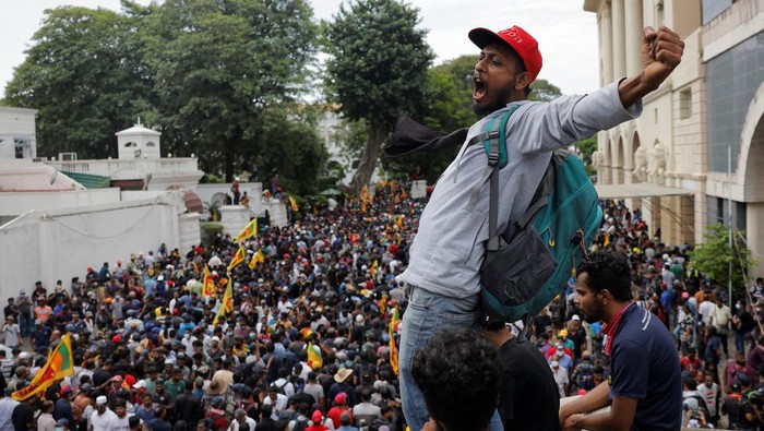 Demonstrators protest inside the President's House premises, after President Gotabaya Rajapaksa fled, amid the country's economic crisis, in Colombo, Sri Lanka, July 9, 2022. REUTERS/Dinuka Liyanawatte
