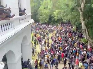 Ribuan Demonstran Serbu Rumah Presiden Sri Lanka dan Tuntut Mundur