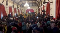 Polisi sempat melepaskan tembakan ke udara untuk mencegah massa yang marah menyerbu istana presiden. Namun, sejumlah demonstran berhasil menerobos masuk ke halaman kediaman Rajapaksa.