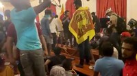 Sirasa TV, sebuah lembaga penyiaran swasta, menunjukkan kerumunan orang memasuki kediaman presiden.