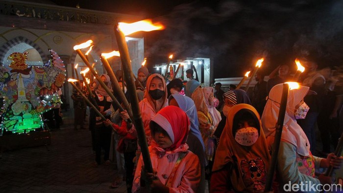 Sejumlah anak tampak mengikuti takbiran keliling menggunakan obor sambut Idul Adha 1443 H, di Dusun Ngaran, Margokaton, Seyegan, Sleman, Yogyakarta, Jumat (8/7/2022).