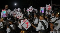 Sebanyak ratusan obor dinyalakan berpadu dengan lampu hias memeriahkan takbir keliling menyambut hari Raya Idul Adha 1443 H. Foto: Pius Erlangga/detikJateng