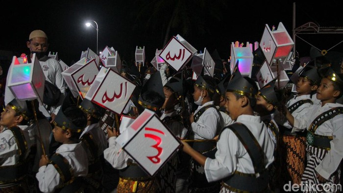 Suasana malam takbiran Idul Adha 2022 Sejumlah anak tampak mengikuti takbiran keliling menggunakan obor sambut Idul Adha 1443 H, di Dusun Ngaran, Margokaton, Seyegan, Sleman, Yogyakarta, Jumat (8/7/2022).