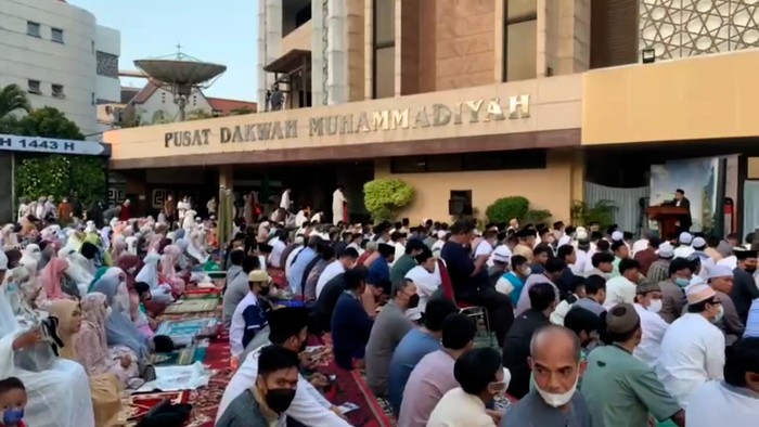 Muhammadiyah menetapkan 10 Zulhijah 1443 Hijriah atau Hari Idul Adha jatuh pada hari ini, 9 Juli 2022. Pagi ini, salat Idul Adha digelar di halaman kantor PP Muhammadiyah Jakarta.