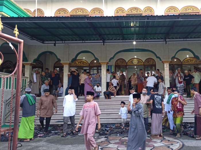 Suasana sholat Idul Adha di Masjid Ibnu Sina, Lingkungan Dangin Sema 1, Karangasem, Sabtu (9/7/2022).