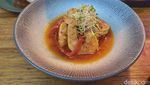 Santap Calamari Saus Telur Asin yang Gurih Creamy di Resto ala Tropikal