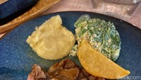 Saat mencicipi sepotong steak yang disajikan bersama siraman house steak sauce, kamu bisa langsung merasakan aroma rempah dari beragam lada. Tekstur dagingnya sangat empuk juicy. Foto: detikFood/Yenny Mustika Sari