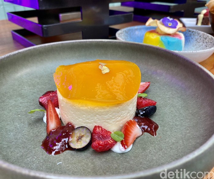 Summers at The Pool, restoran pinggir kolam renang di Swissotel Jakarta PIK Avenue