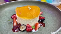 Summers at The Pool juga menawarkan beragam dessert enak. Salah satunya dessert dengan tampilan cantik ini. Foto: detikFood/Yenny Mustika Sari