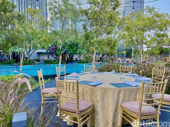 Summers at The Pool Summers at The Pool, restoran pinggir kolam renang di Swissotel Jakarta PIK Avenue