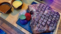 Menu steak ini juga terbuat dari jenis daging USDA Prime, Greater Omaha berumur 21 hari. Terdiri dari potongan daging sapi rib eye, strip loin, dan tenderloin. Foto: detikFood/Yenny Mustika Sari