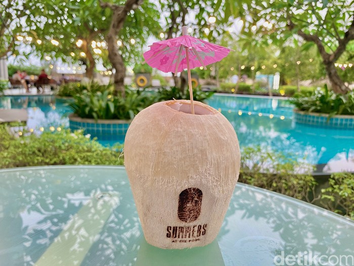 Summers at The Pool Summers at The Pool, restoran pinggir kolam renang di Swissotel Jakarta PIK Avenue