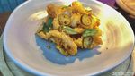 Santap Calamari Saus Telur Asin yang Gurih Creamy di Resto ala Tropikal