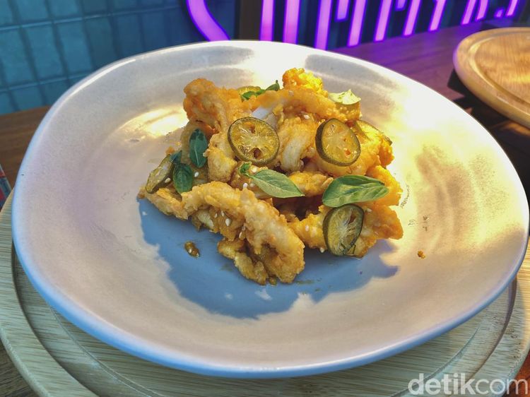 Santap Calamari Saus Telur Asin yang Gurih Creamy di Resto ala Tropikal