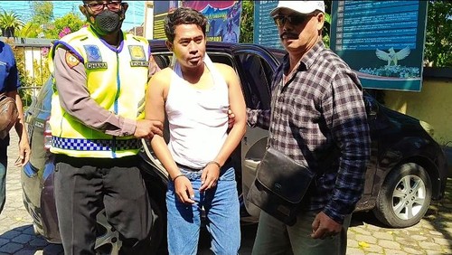 Tersangka saat diamankan Polsek Negara, Sabtu (9/7/2022)