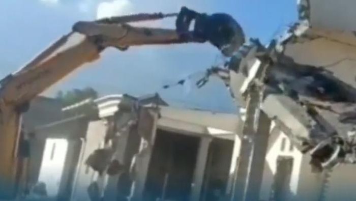 Video pembongkaran rumah di Pamekasan tengah beredar di media sosial. Rumah tersebut milik pasutri yang telah bercerai.
