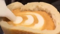 Wow, minuman latte ini cukup aneh namun terlihat enak! Kali ini kopi ditaruh dalam sebuah French bread roll dimana pelanggan bisa menyeruput kopi sembari mencicipi roti lembut. Foto: ranker.com / Josh Gu