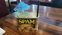 Terlihat menjijikan. Restoran ini menyuguhkan minuman dalam kemasan daging kalengan. Entah sudah dibersihkan atau belum, namun terbayang minuman itu bercampur dengan rasa daging yang amis. Foto: ranker.com / Josh Gu