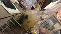 Hmm, kali ini minuman disuguhkan dalam plastik bening. Mungkin di Indonesia hal ini wajar, tapi yang membuat bingung mengapa minuman itu dimasukkan juga ke dalam troli kecil. Aneh ya? Foto: ranker.com / Josh Gu