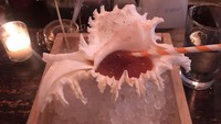 Siapa berani coba? Restoran ini menyediakan minuman dalam cangkang kerang laut yang besar. Cangkang itupun ditaruh di atas tumpukan es batu agar tetap terasa segar. Foto: ranker.com / Josh Gu
