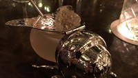 Restoran kali ini menyediakan minuman dalam botol berbentuk lalat. Cairan minuman pun ditaruh di bagian pantat lalat itu. Foto: ranker.com / Josh Gu