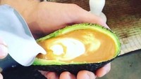 Kafe pada umumnya menyuguhkan kopi di cangkir. Tapi di kafe ini, latte kamu akan ditaruh dalam kulit alpukat. Baristanya bahkan membuat latte art di atas kopi alpukat. Foto: ranker.com / Josh Gu