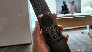 Untuk memudahkan navigasi saat menonton TV digital, Xiaomi melengkapi remote dengan tombol angka. Foto: Adi Fida Rahman/detikINET