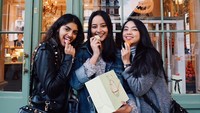 Amanda yang menempuh pendidikan kuliah di Inggris sempatkan mampir ke toko macaron terkenal di sana. Ia dan teman-temannya tampak berpose di depan Laduree.