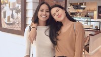 Habiskan waktu berkualitas bersama sang kakak, Amanda dan Maudy mampir ke gerai kue. Kira-kira mereka suka kue apa ya?