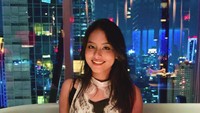 Menikmati makan malam dengan pemandangan kota dari ketinggian begitu spesial. Apa lagi dalam momen ini, Amanda ditemani Tavan.