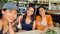 Liburan ke Bali bersama sang ibu dan kakak, mereka mampir ke kafe nuansa tropis berpemandangan sawah. Missing the Bali sun, tulisnya.