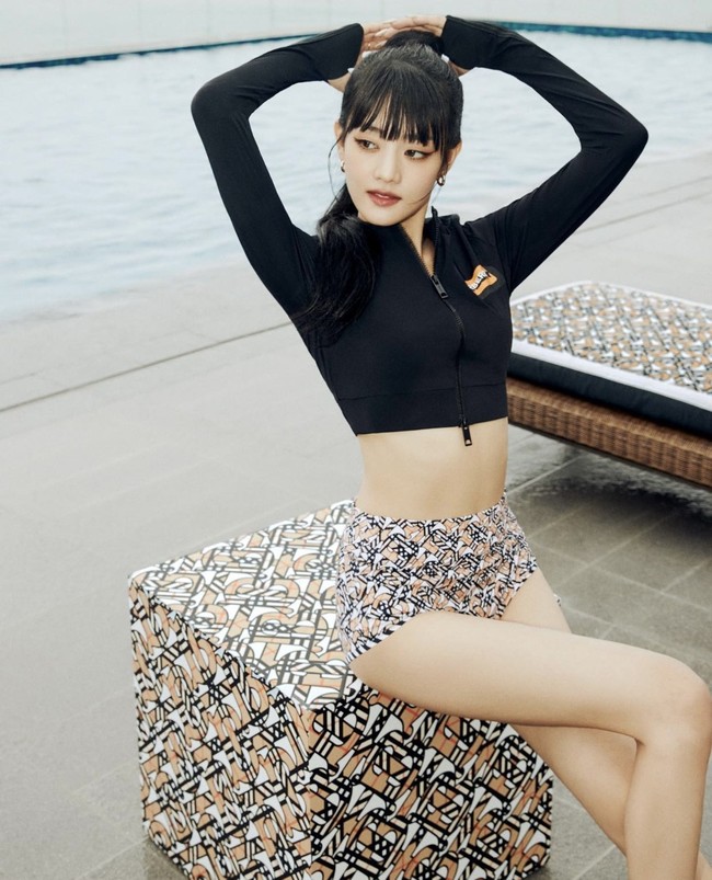 Sedangkan Minnie (G)I-DLE terlihat seksi memakai Monogram Print Stretch Nylon Two-piece Swim Set. Foto: dok. Burberry
