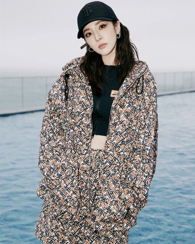 Sandara Park seakan tak menua di usia 37 tahun. Personel 2NE1 itu terlihat swag memakai Monogram Print Nylon Hooded Jacket dan baseball cap beremblem Burberry. Foto: dok. Burberry