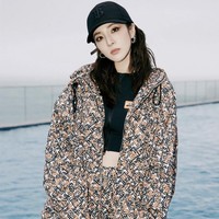 Sandara Park seakan tak menua di usia 37 tahun. Personel 2NE1 itu terlihat swag memakai Monogram Print Nylon Hooded Jacket dan baseball cap beremblem Burberry. Foto: dok. Burberry