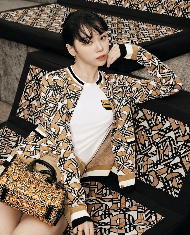 Chaewon LE SSERAFIM terlihat feminin memakai Logo Appliqué Cotton T-shirt dan Monogram Wool Blend Jacquard Cardigan. Lengkap dengan tas Mini Monogram Print Quilted Lambskin Freya Tote. Foto: dok. Burberry