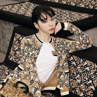 Chaewon LE SSERAFIM terlihat feminin memakai Logo Appliqué Cotton T-shirt dan Monogram Wool Blend Jacquard Cardigan. Lengkap dengan tas Mini Monogram Print Quilted Lambskin Freya Tote. Foto: dok. Burberry