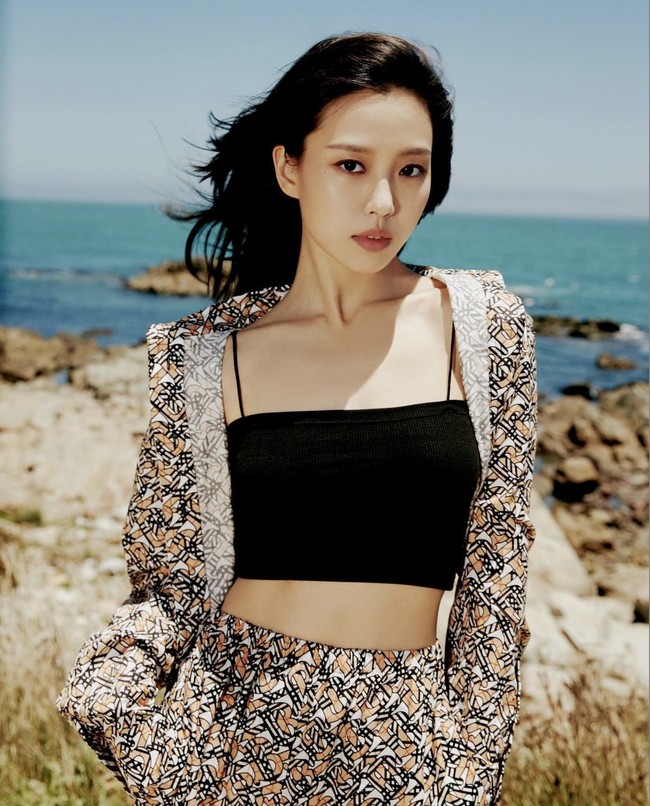 Bintang drama Korea Youth of May ini terlihat kasual dan seksi secara bersamaan. Go Min Si memakai crop top bertali spaghetti di balik kemeja Monogram Print Cotton Oversized Shirt. Foto: dok. Burberry
